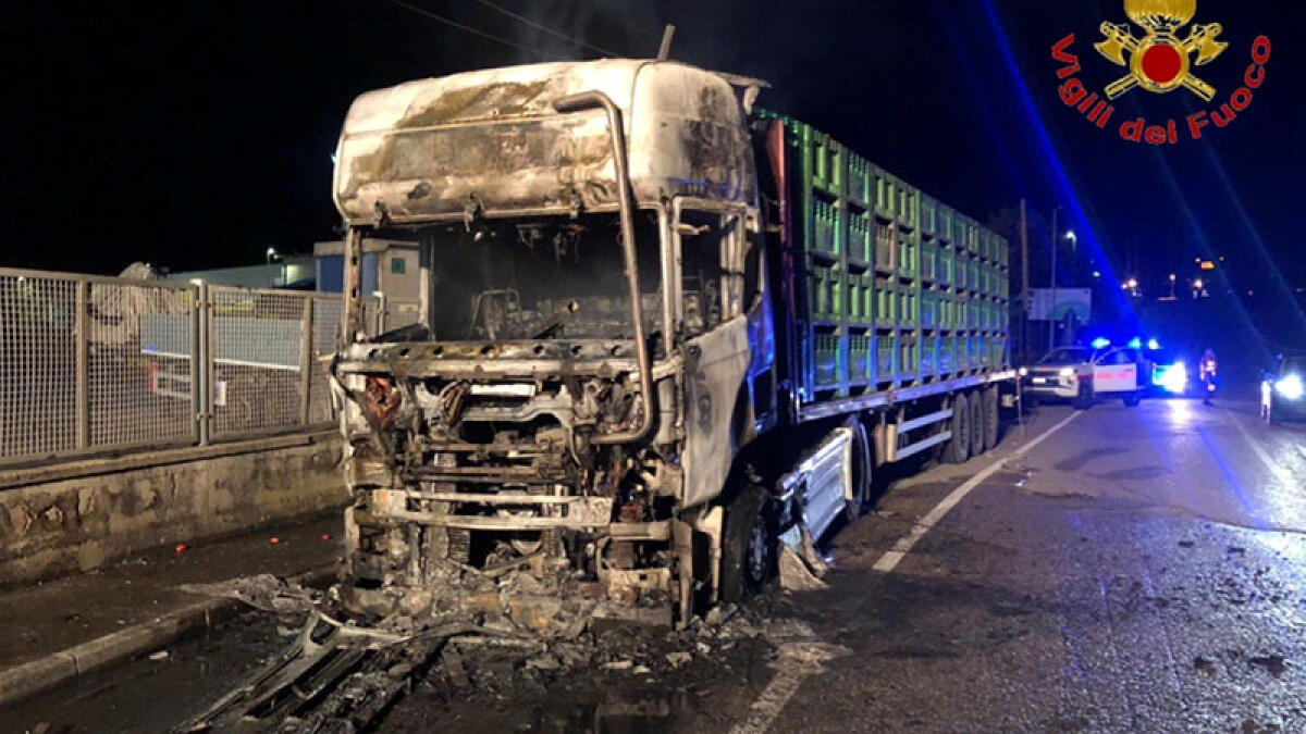 In fiamme il tir che trasportava pomodori - 