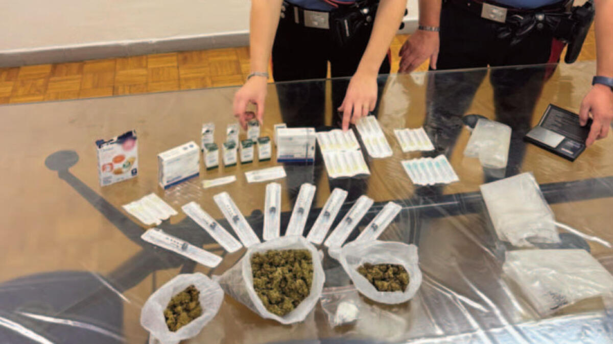 Anabolizzanti e droga nel negozio di abbigliamento, blitz nei Paesi Vesuviani - 