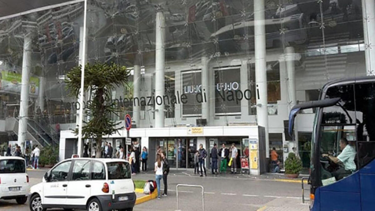 Donna sale al secondo piano dell'aeroporto per lanciarsi nel vuoto - 