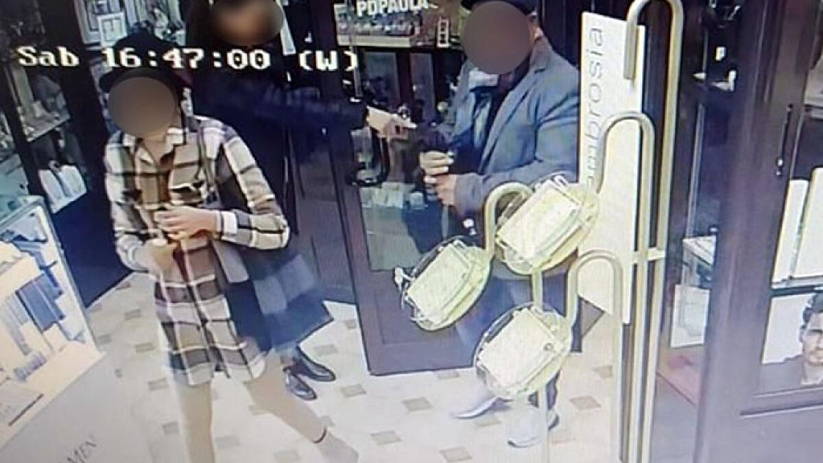 Si fingono clienti e fanno entrare i rapinatori in gioielleria - 