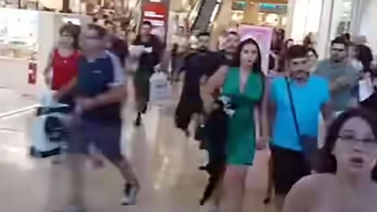 Panico al Centro Commerciale Campania: tutti scappano all'esterno - 