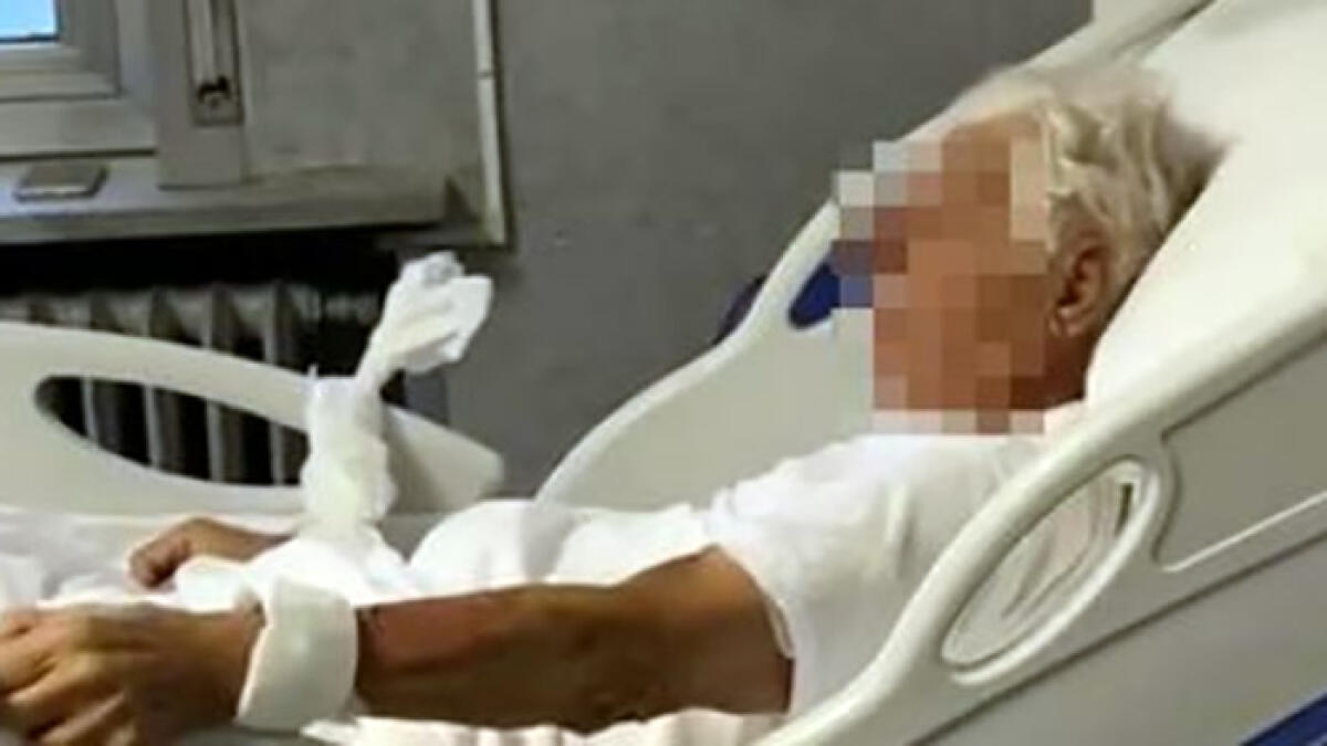 Pazienti anziani legati al letto dell'ospedale - 