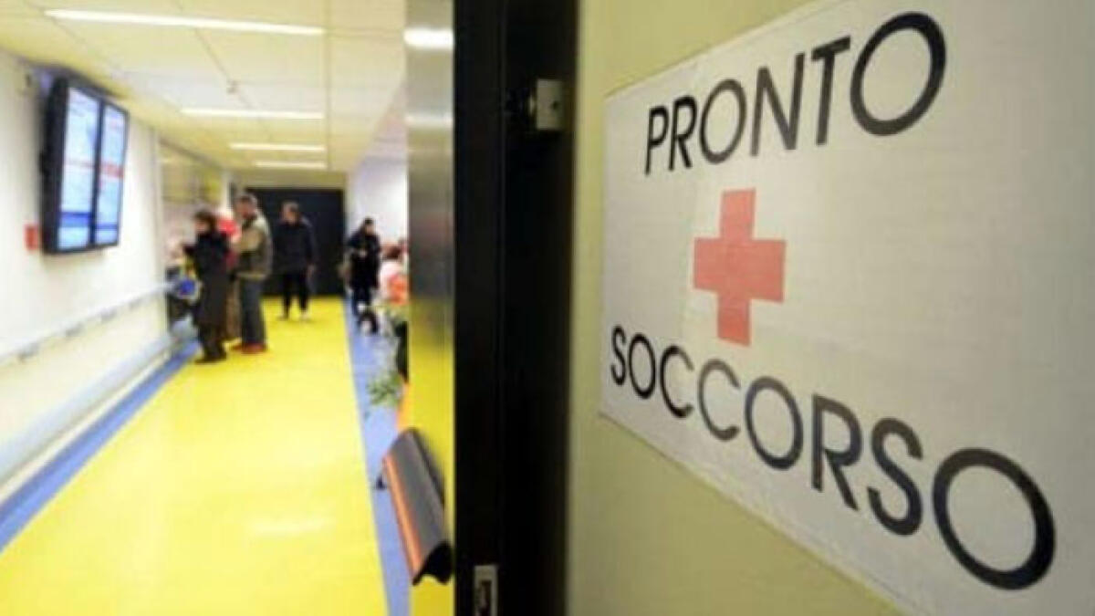 Lancia benzina nel pronto soccorso e prova ad incendiarlo - 
