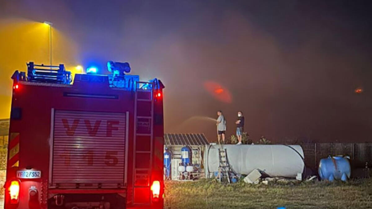 Corpo senza vita nello stabile in fiamme: aveva tre fori di proiettile - 