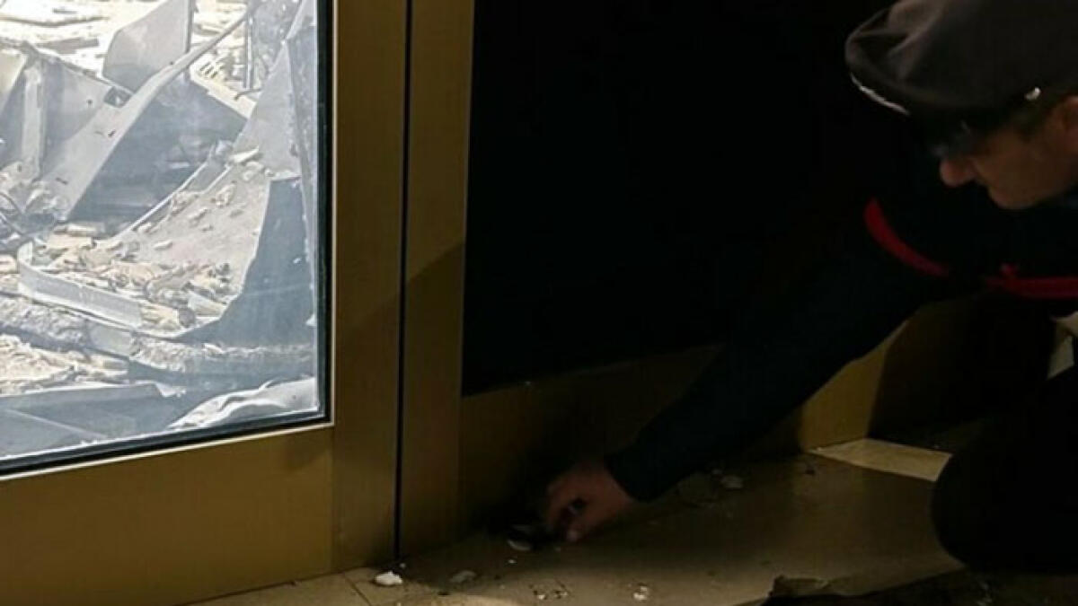 Bomba al bancomat e soldi sul marciapiede - 