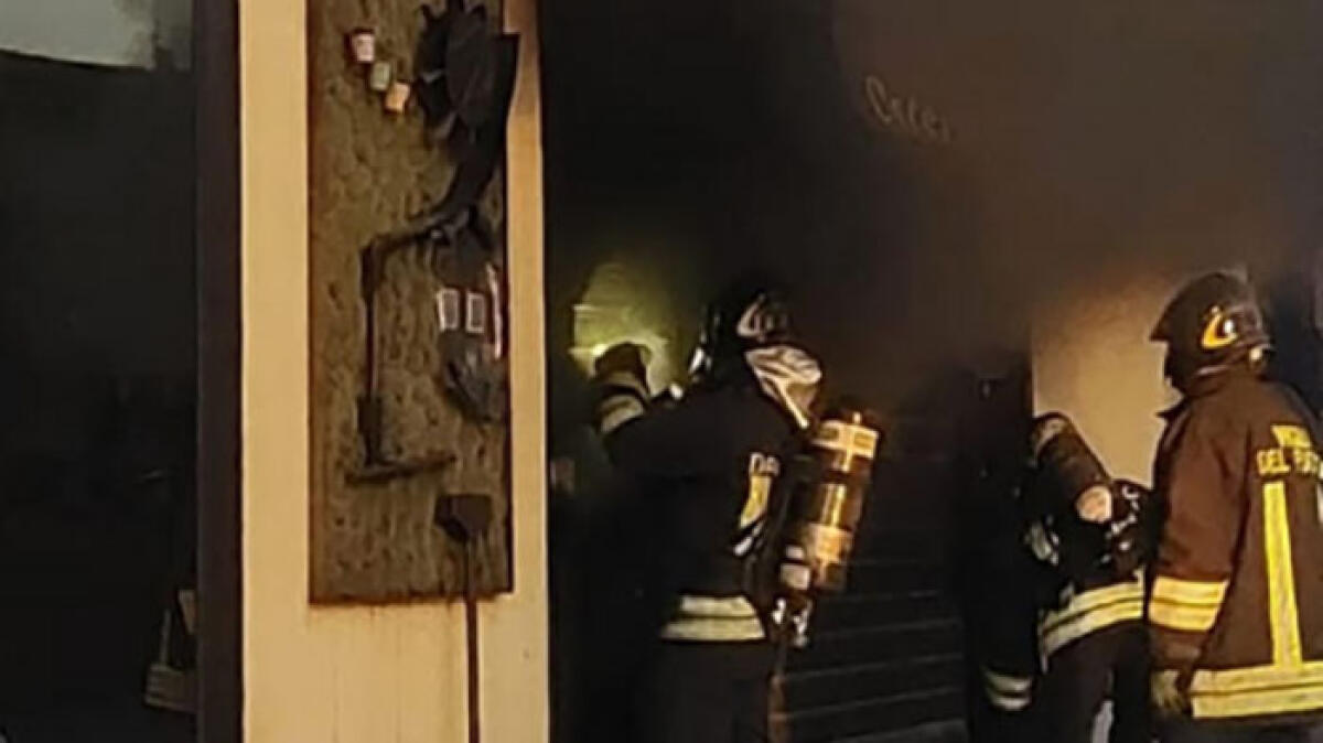 Incendio all'alba, brucia una pizzeria - 