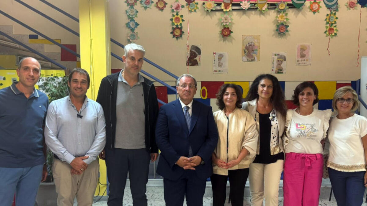 Scuola imbrattata nel Vesuviano, la ripulisce il sindaco - 