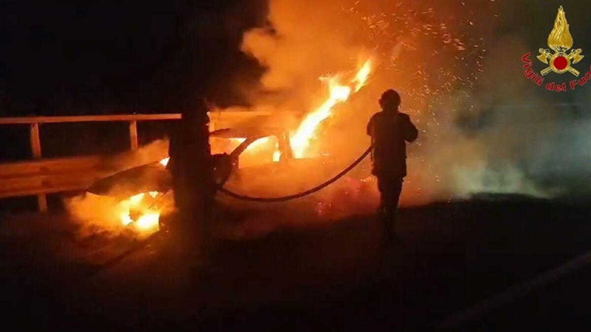 Ancora un'auto in fiamme sull'A16: coppia a bordo - 