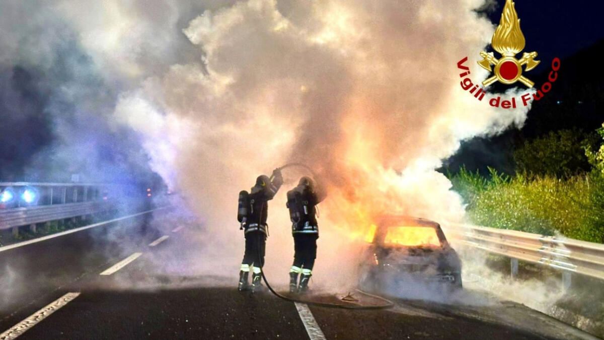 Ennesima auto in fiamme sullo stesso tratto dell'A16 - 