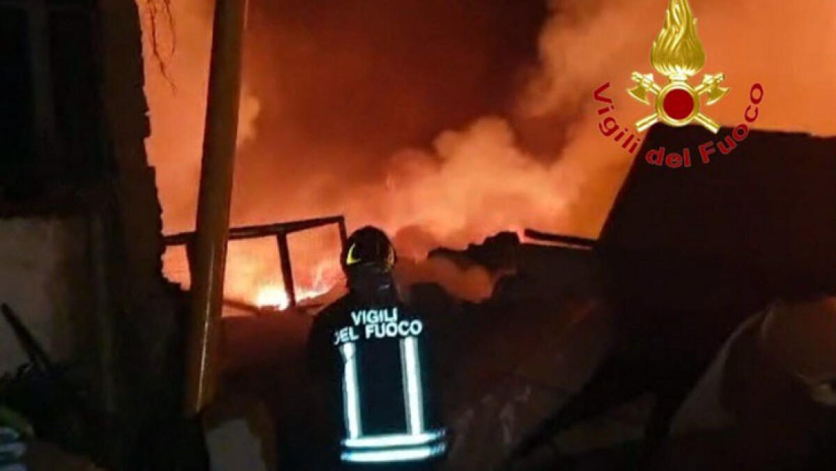 Stabile in fiamme, trovato un corpo senza vita - 