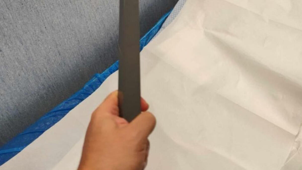 Pretendono subito una sedia a rotelle e picchiano l'infermiere - 