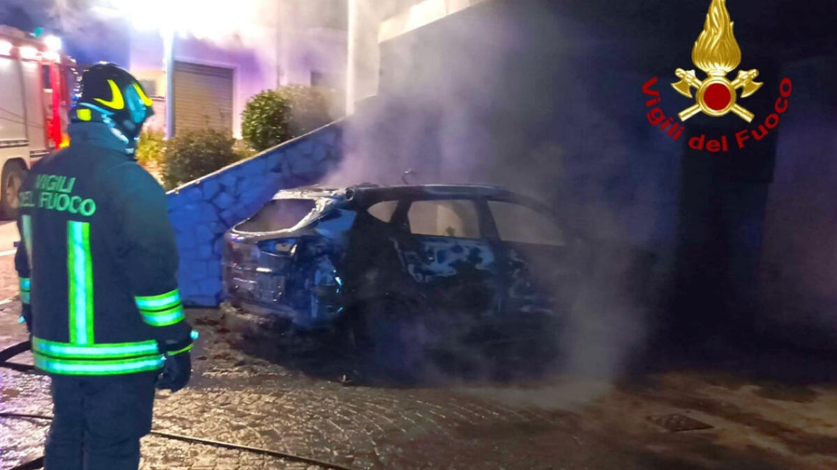 Auto a fuoco e danni al parcheggio comunale - 