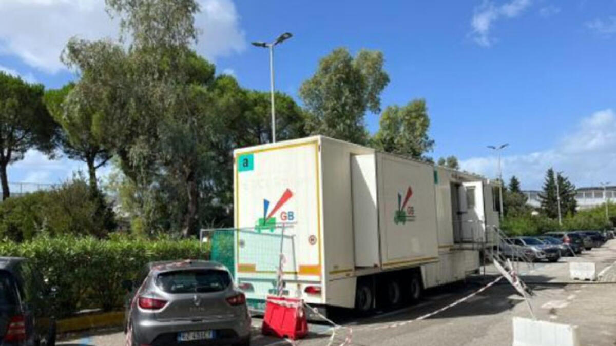 Tac caricata sul tir tra le auto in sosta - 