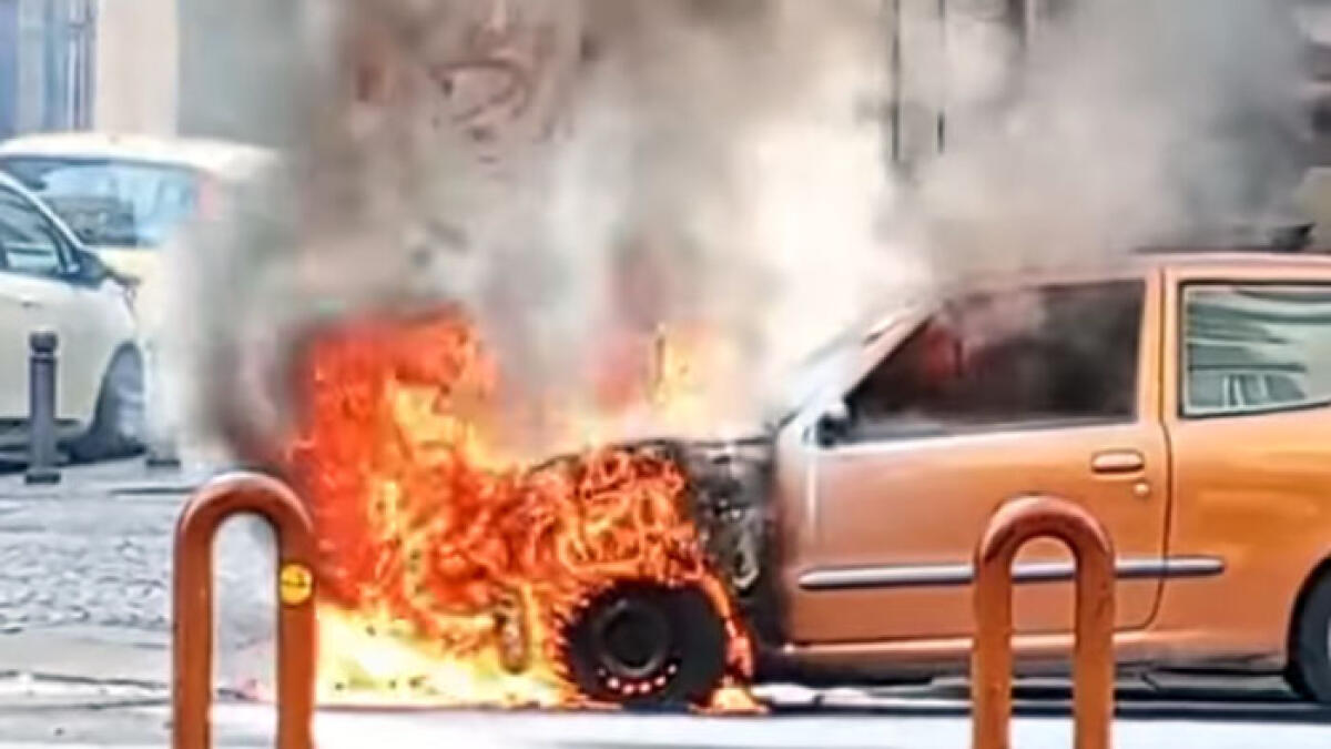 Auto in fiamme nel traffico in pieno cuore di Napoli - 