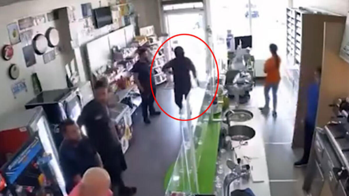 Ragazzo incappucciato rapina bar all'ingresso della Statale vesuviana - 