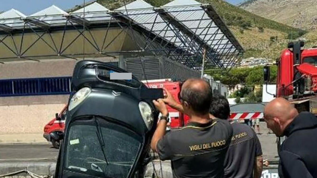Con l'auto nel porto, finisce in mare e muore - 