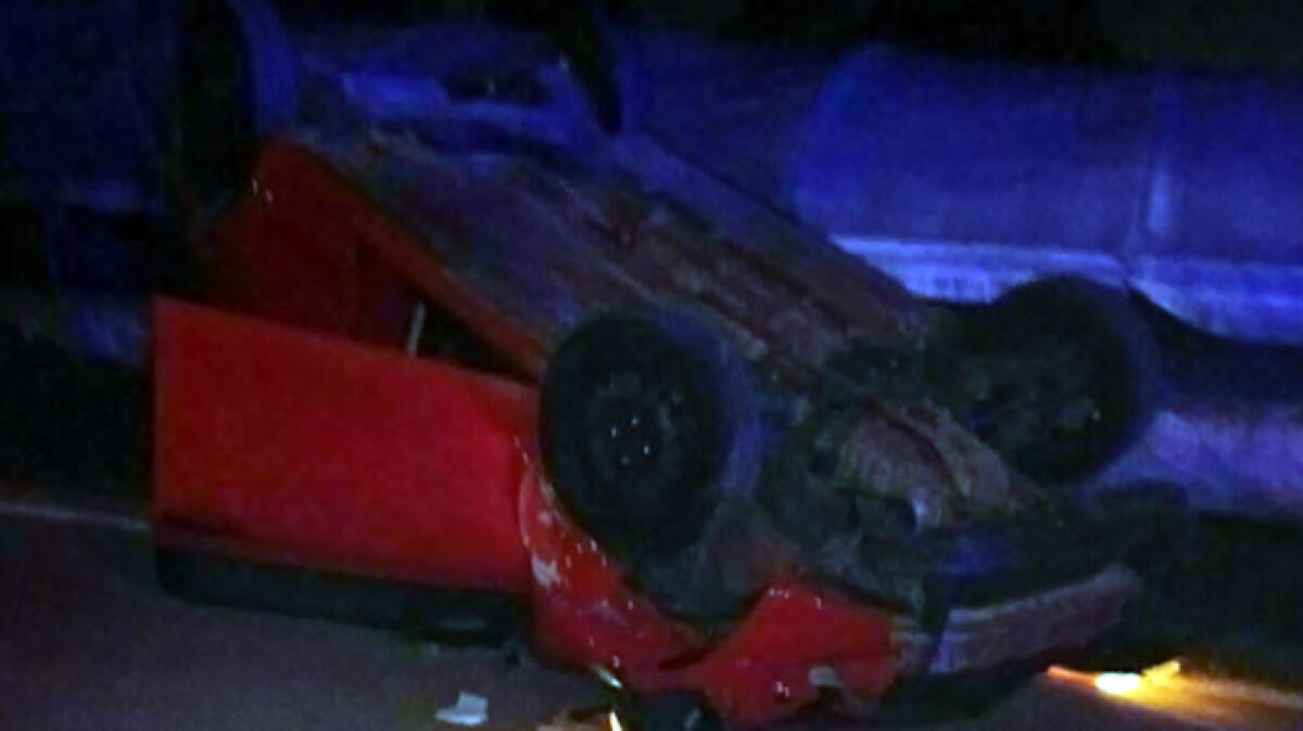 Guida ubriaco e si ribalta con l'auto - 