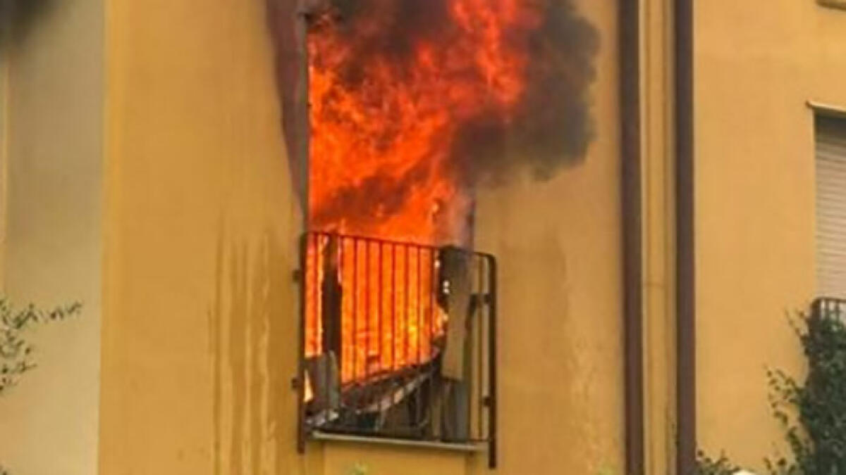 Caricatore del cellulare in corto, si incendia palazzina nelle case popolari - 
