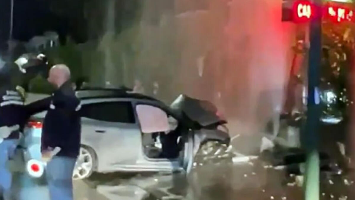 Auto contro i tubi dell'acqua, in centinaia a secco per ore - 