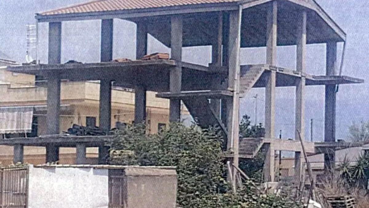 Demolito edificio di tre piani a Pompei - 