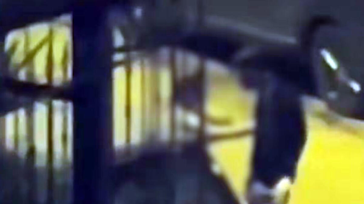 Il video sul web: "Ti spacco la testa", poi picchia la fidanzata - 