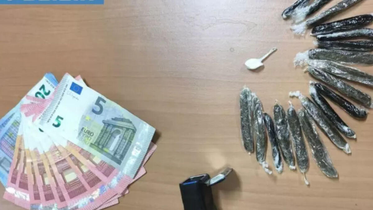 Droga nascosta nel passaruota di un furgone - 