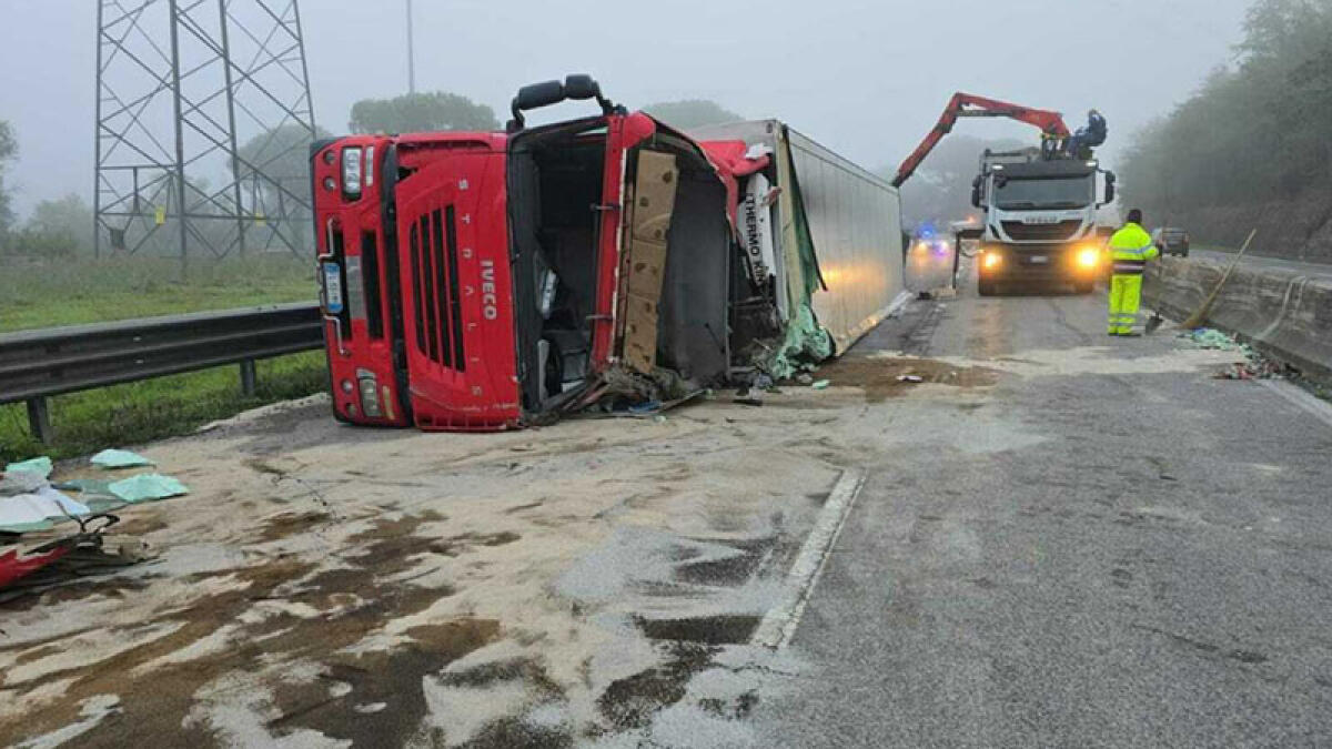 Si ribalta autoarticolato: un morto e un ferito - 