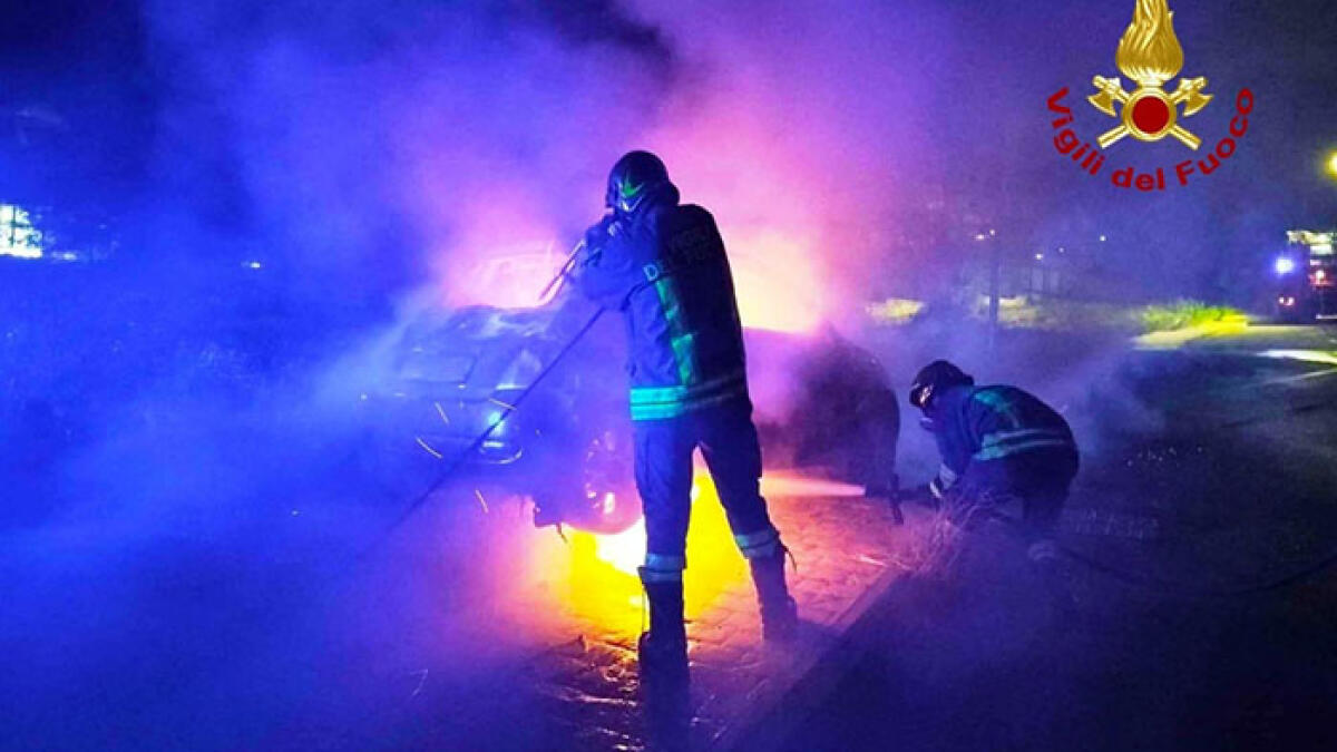 Auto in sosta data alle fiamme - 