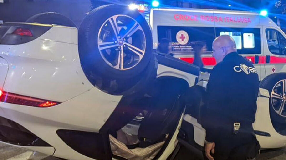 Si ribaltano a bordo della Jaguar - 