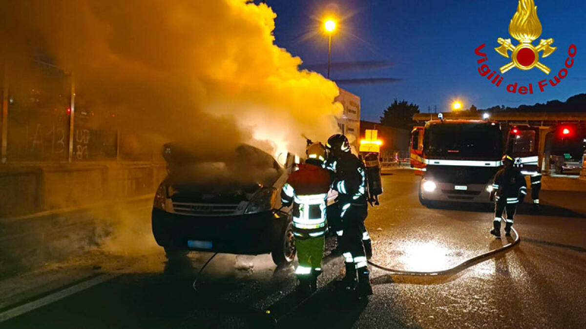 In fiamme furgone che trasporta pesci e frutti di mare - 