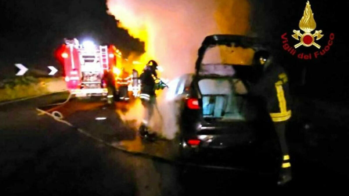 Bruciano auto di giovane coppia per costringerli a lasciare la casa - 