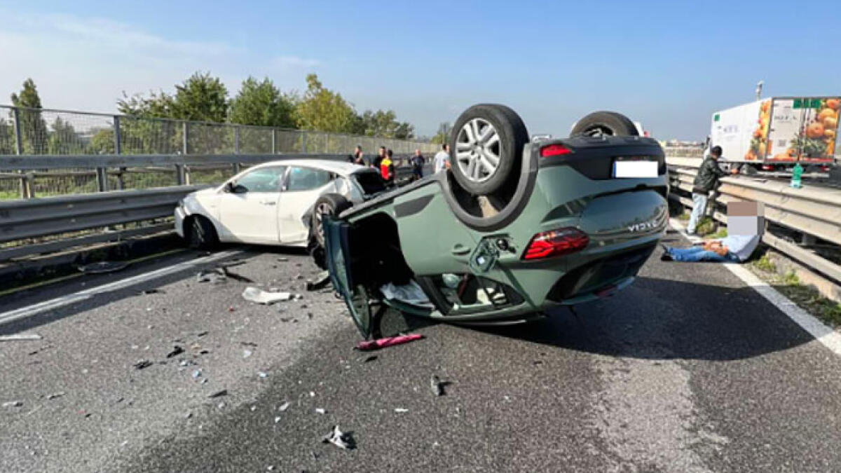 Si scontrano due auto sulla Statale: una si ribalta - 