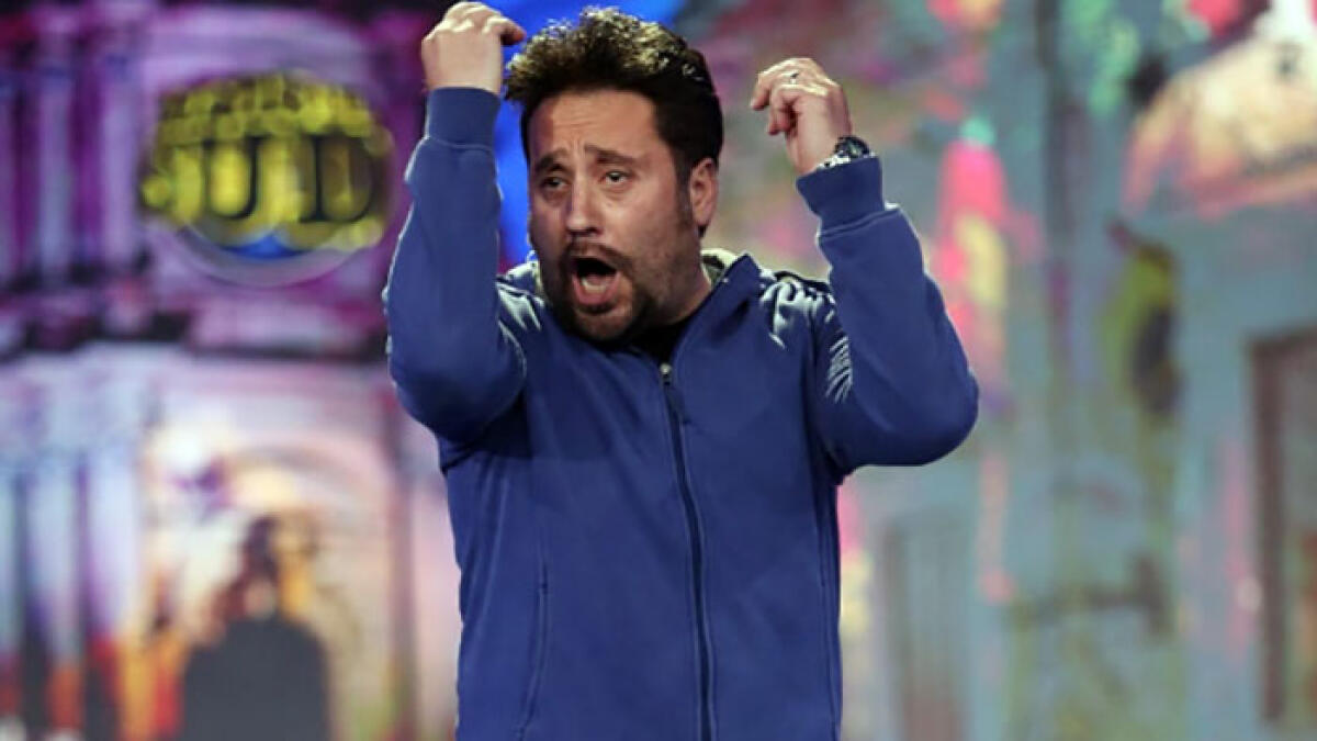 Il comico Alessandro Bolide sul parapetto del balcone: salvato dalla polizia - 