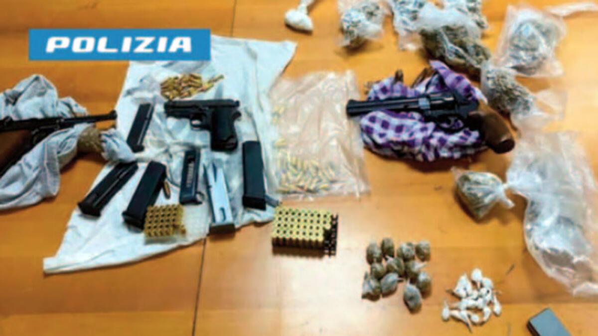 Pusher dei Paesi Vesuviani lancia la droga nel cassonetto - 