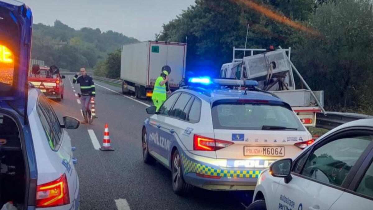 Tir travolge furgone con operai: due morti - 