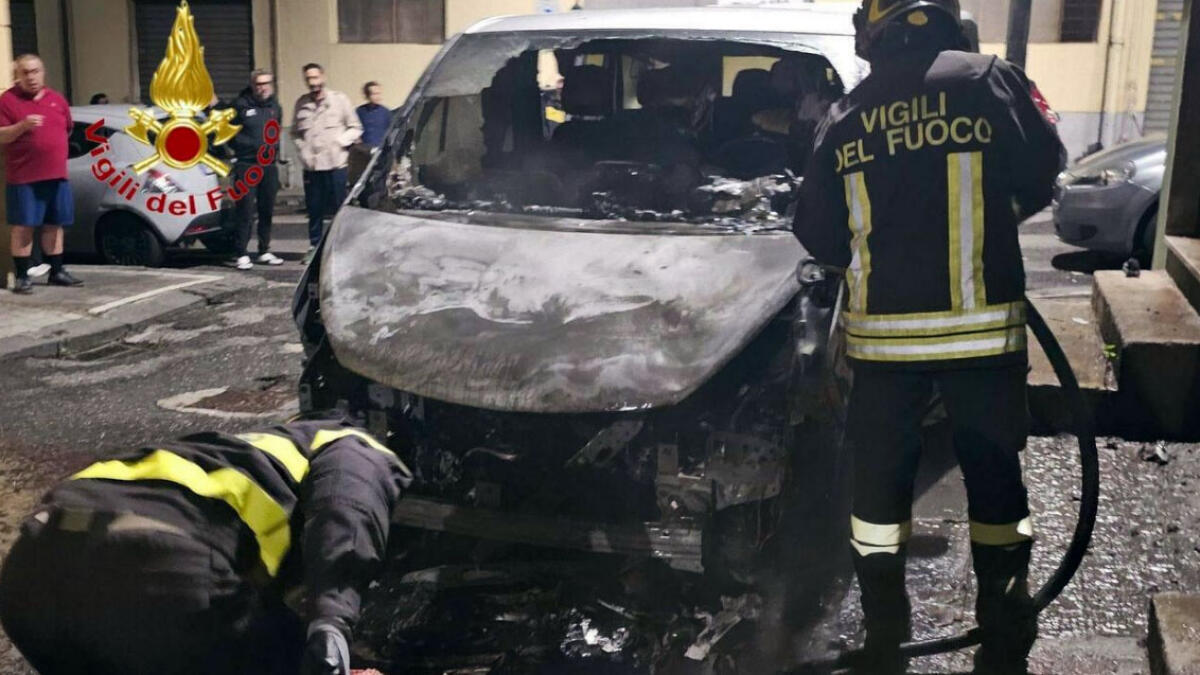 Furgone in fiamme, paura nel traffico - 