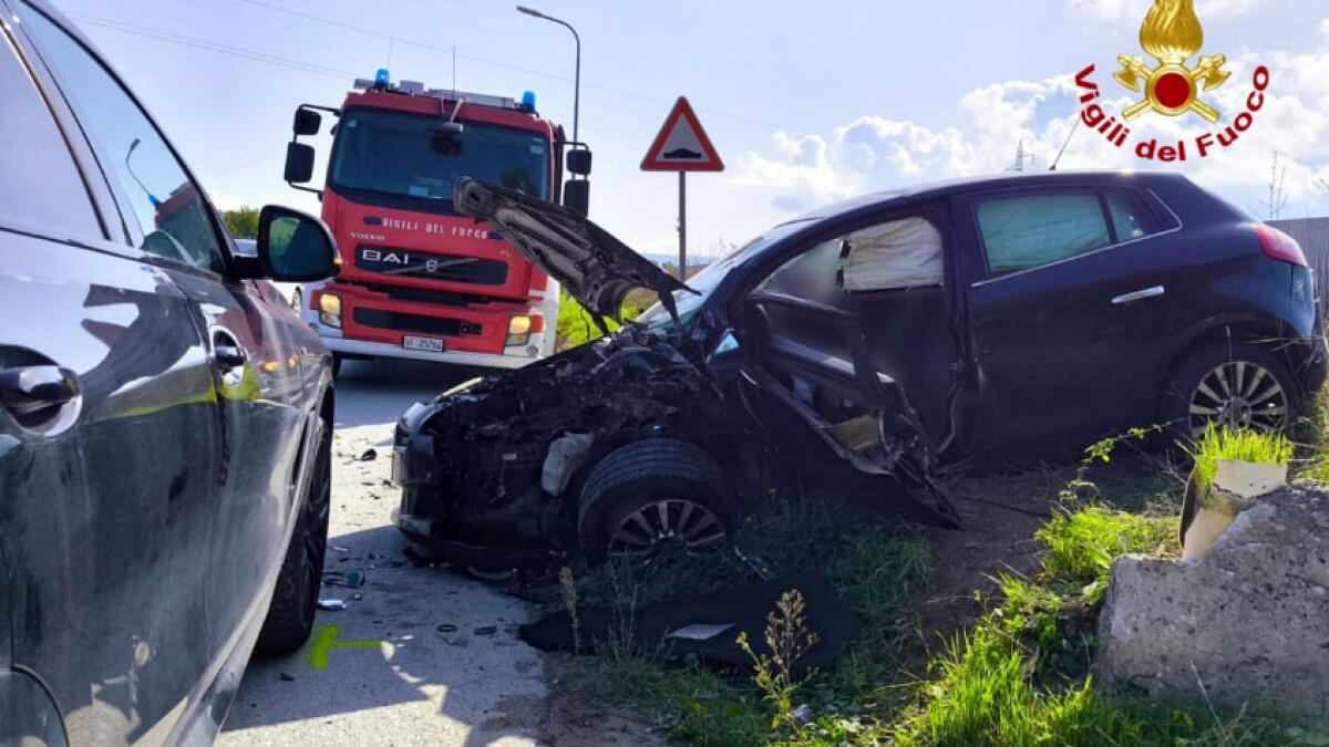 Si scontrano tre auto, due persone tra le lamiere - 