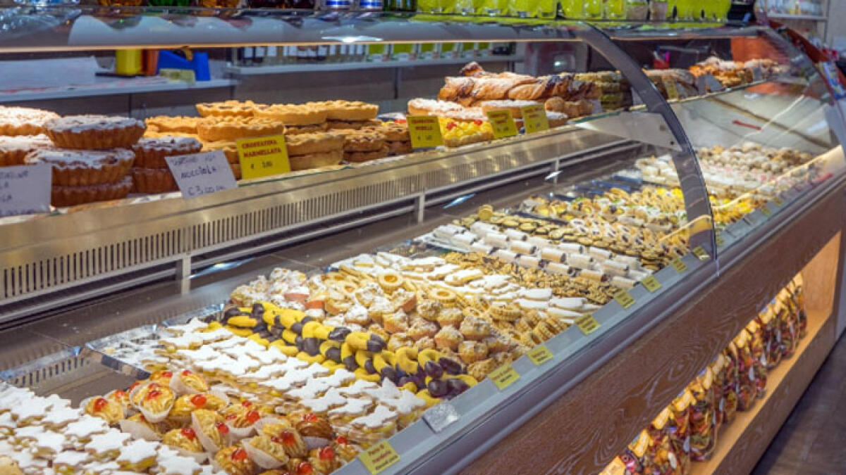 Ai domiciliari, ma esce per comprare i dolci - 