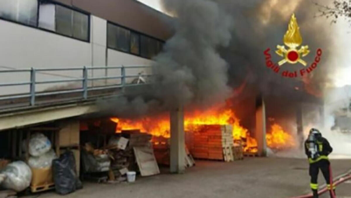 Falegnameria in fiamme, ore di paura - 