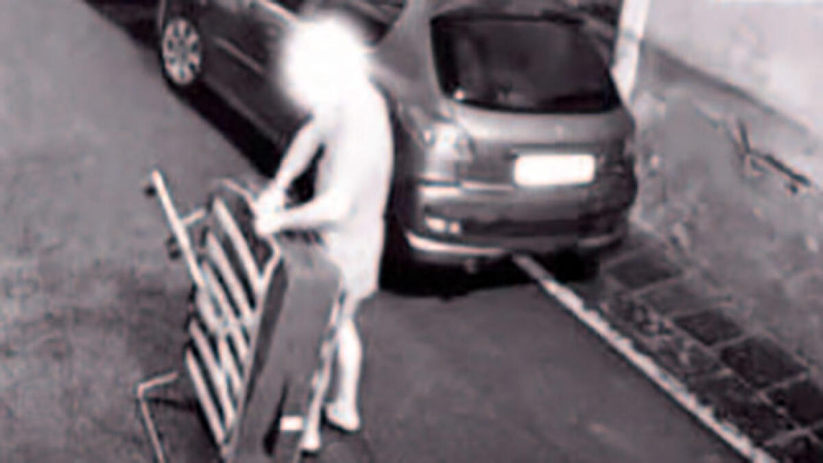 Getta ingombranti in strada, "tradito" dalle telecamere - 