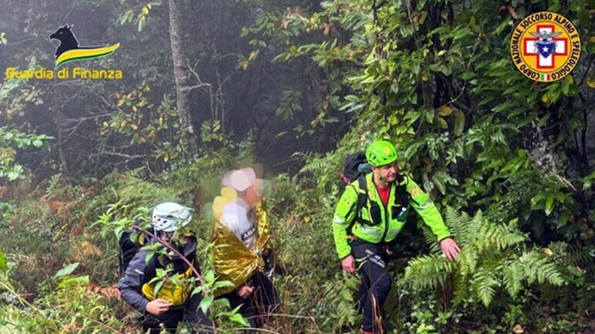 Si perde mentre cerca funghi e passa tutta la notte in montagna - 