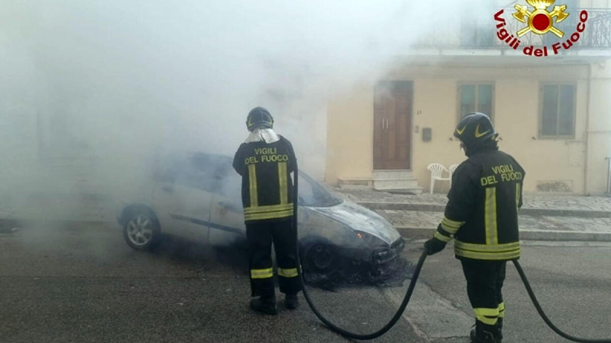Brucia auto parcheggiata, pista dell'incendio doloso - 