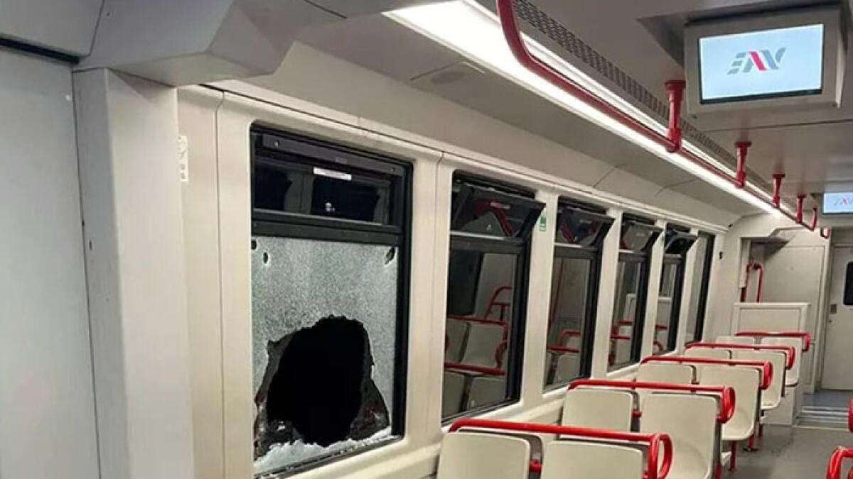 Il treno si rompe, i passeggeri prendono a botte macchinista e capotreno della Circumvesuviana - 