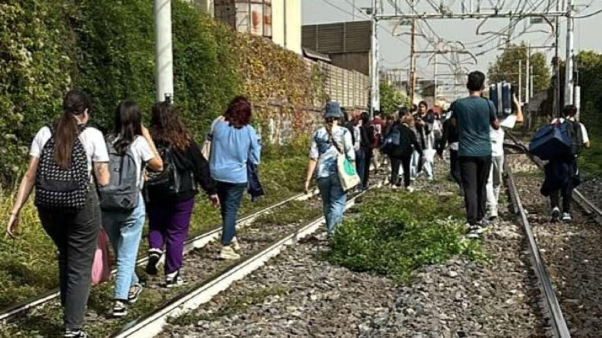 Scoppia il pantografo del treno Circumvesuviana: passeggeri sui binari - 