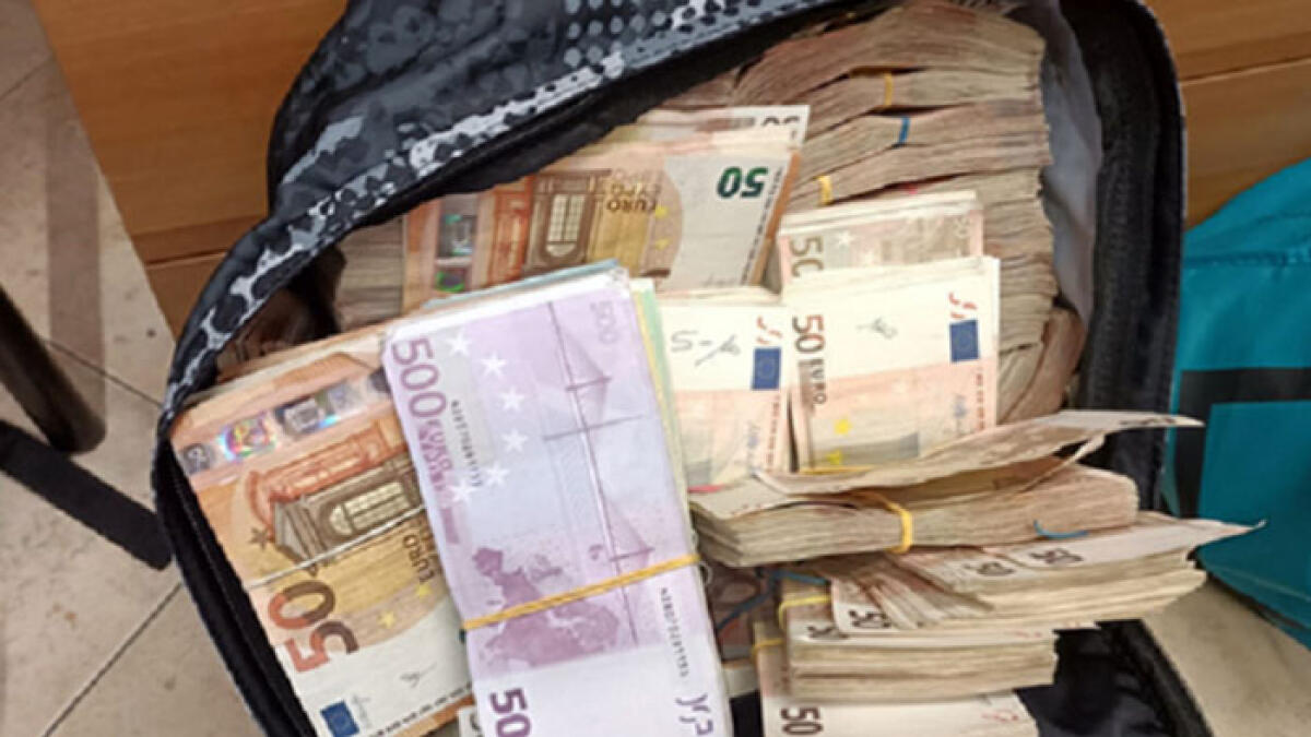 Donna in strada in stato confusionale, aveva 46mila euro in borsa - 