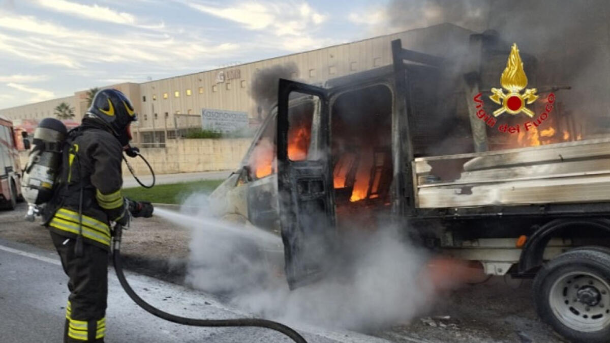 Furgone in marcia avvolto dalle fiamme - 