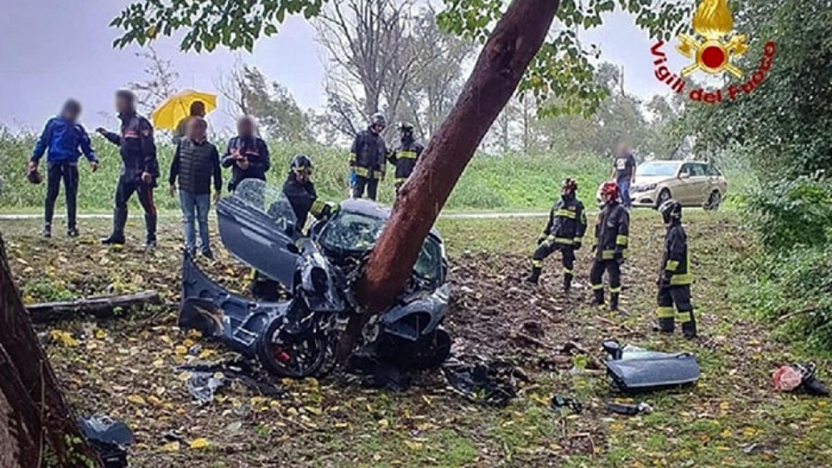 Si schianta con la Porsche e si incastra in un albero - 