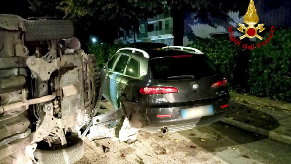 Donna si ribalta con l'auto nella notte - 