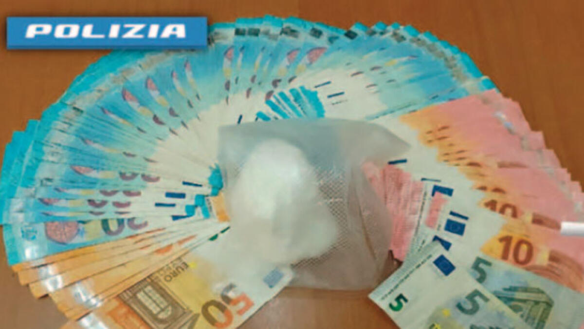 Droga e un mucchio di soldi, preso dopo inseguimento - 