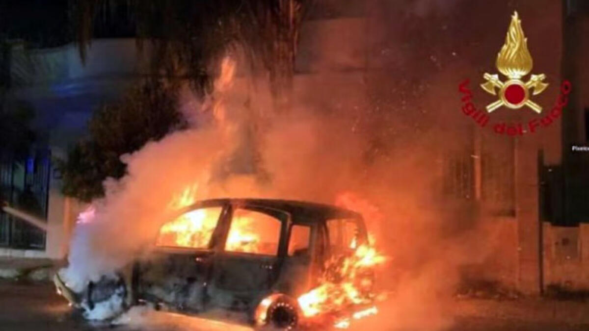 Accende una sigaretta e l'auto salta in aria - 